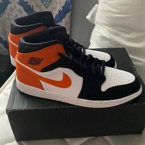 Jordan 1 Mid (Black/Starfish)